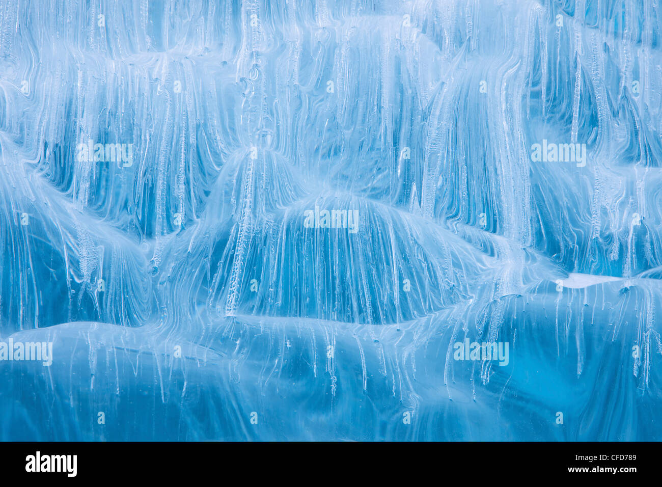 Ice Spray sul lago nelle Montagne Rocciose Canadesi, Kananaskis, Alberta, Canada. Foto Stock