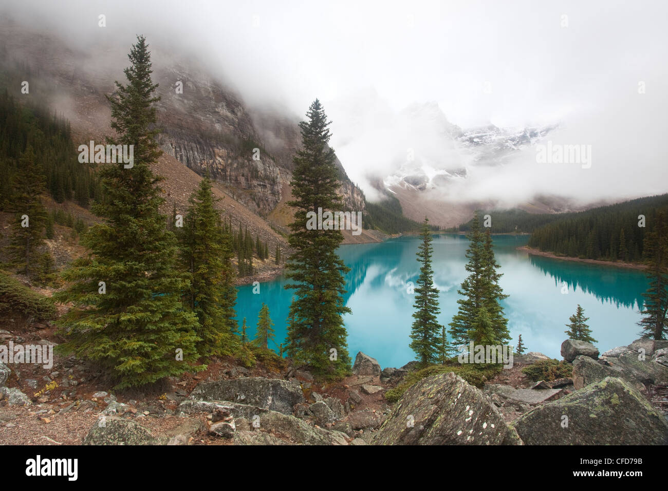 Il Moraine Lake nella nebbia, il Parco Nazionale di Banff, Alberta, Canada. Foto Stock