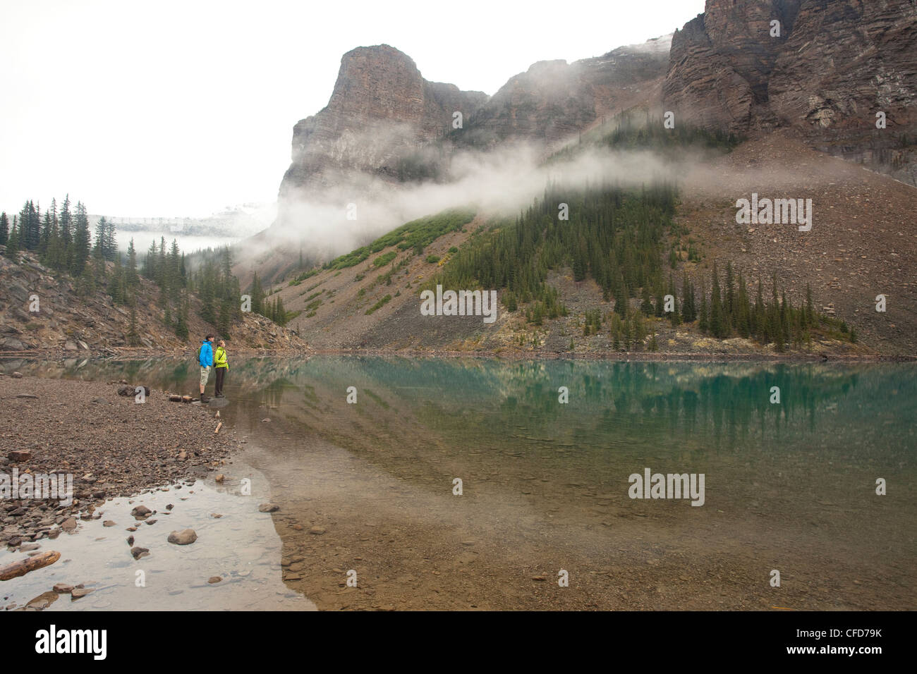 I turisti al Lago Moraine nella nebbia, il Parco Nazionale di Banff, Alberta, Canada. Foto Stock