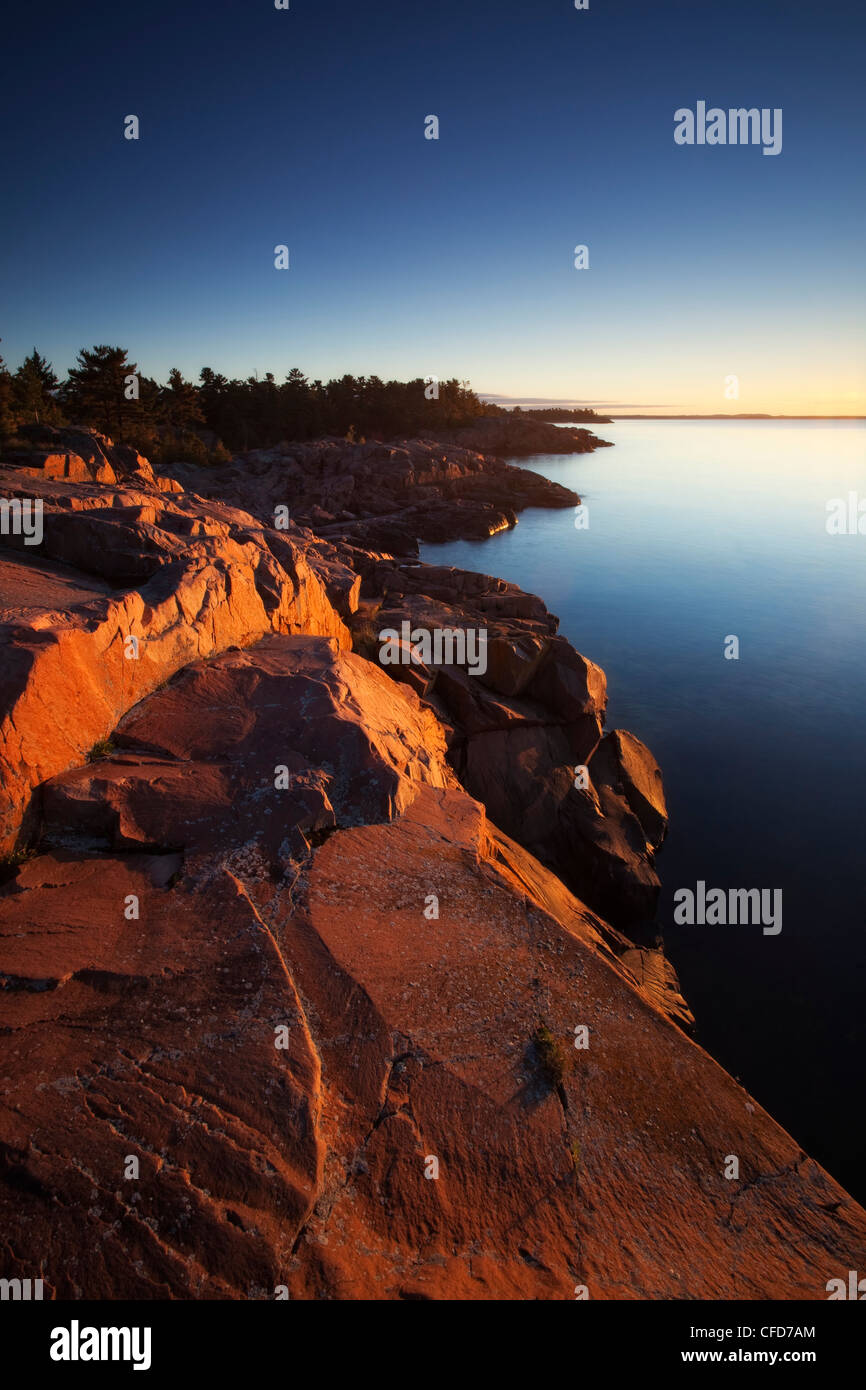 Sunrise sulla riva del Georgian Bay a Killarney Provincial Park, Ontario, Canada. Foto Stock
