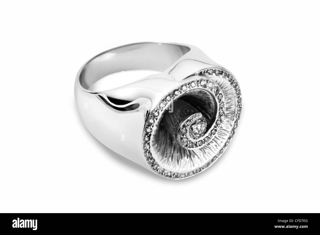 Anello di diamante con una grande quantità di diamanti disposte in una forma a spirale Foto Stock