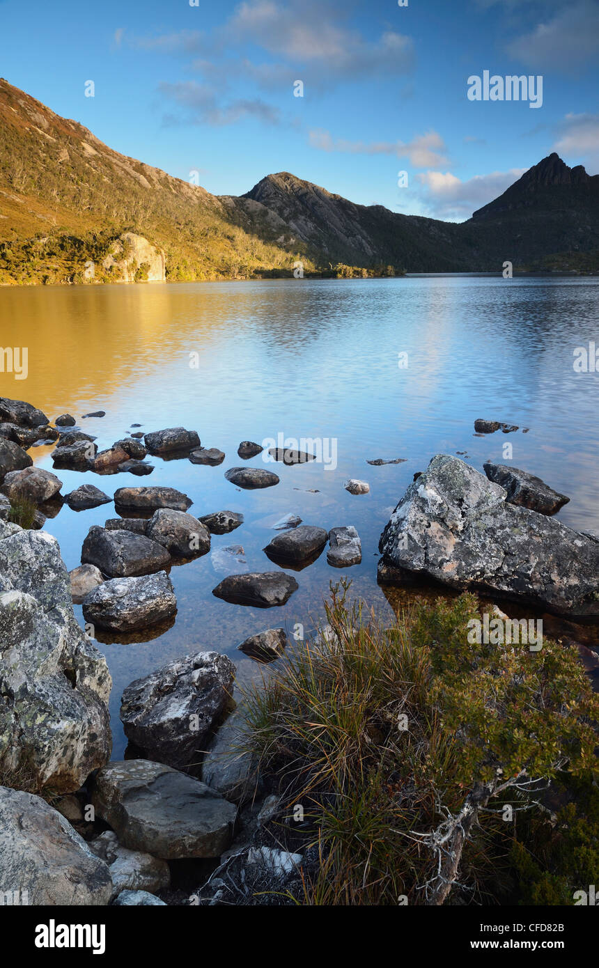 Cradle Mountain e il Lago di colomba, Cradle Mountain-Lake St Clair National Park, sito Patrimonio Mondiale dell'UNESCO, la Tasmania, Australia Foto Stock