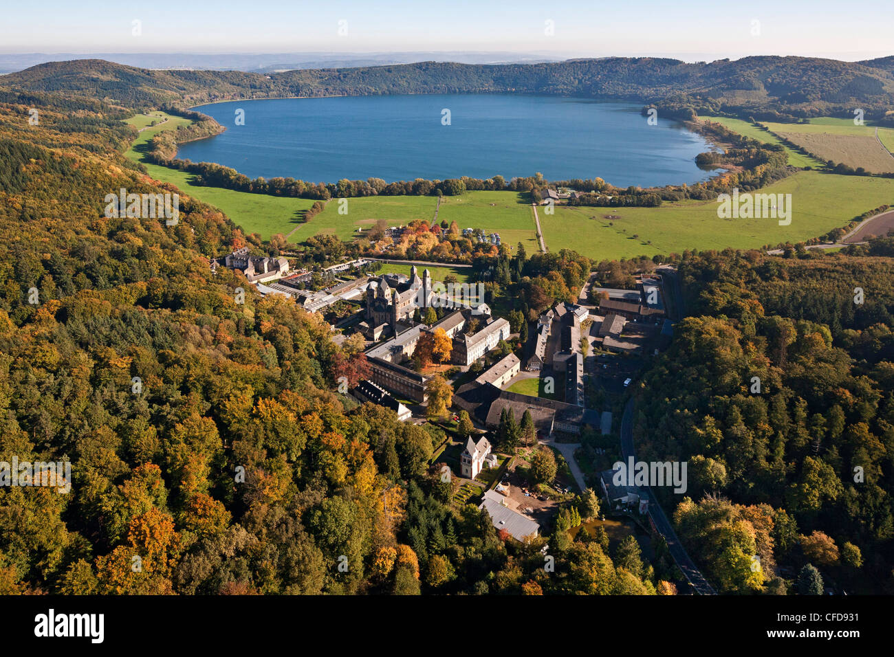 Vista aerea della Abbazia Benedettina presso il lago Laach, Maria Laach Abbey, Eifel, Renania Palatinato, Germania, Europa Foto Stock