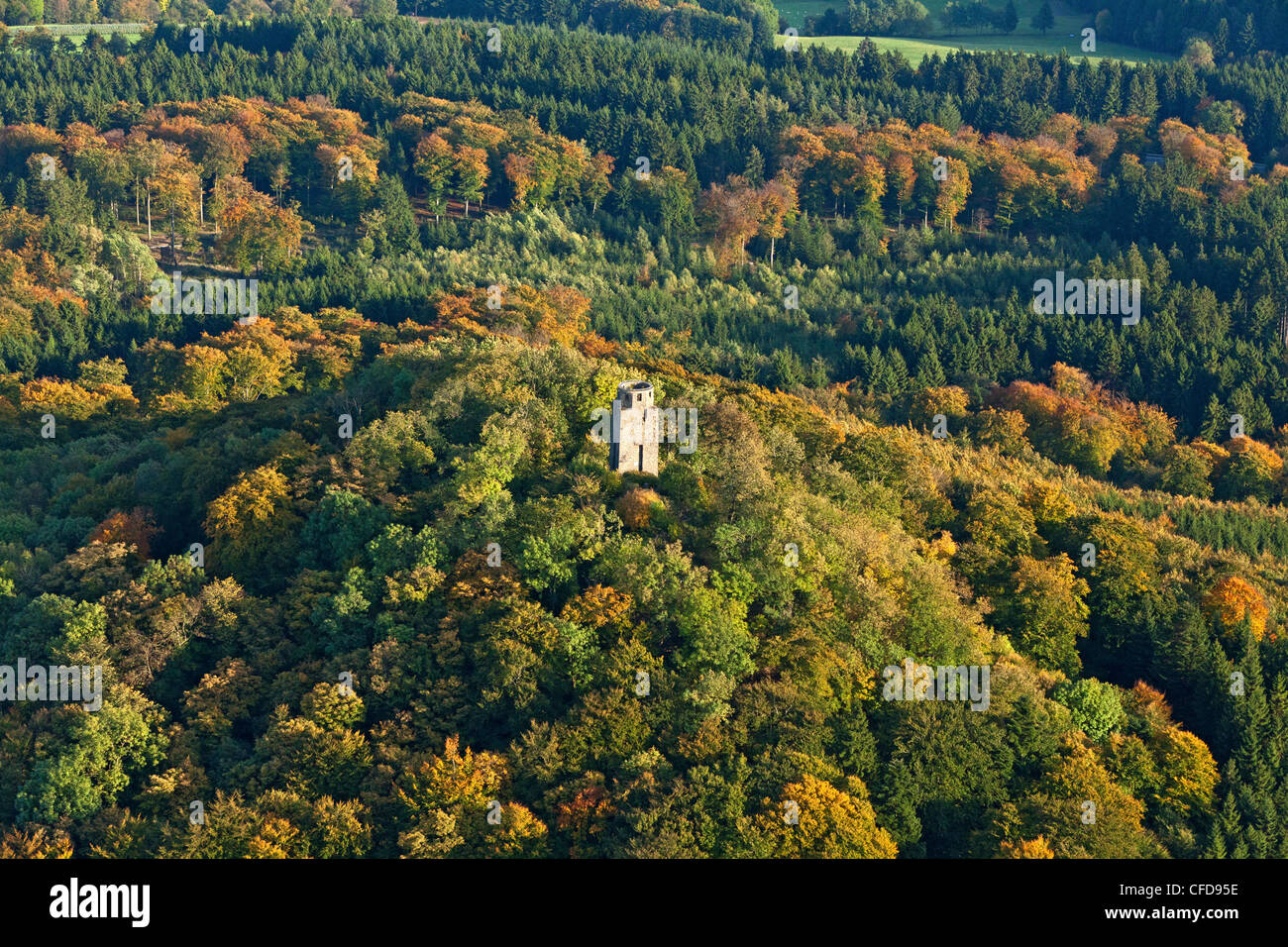 Vista aerea del Kaiser Wilhelm tower, Hohe Acht è la montagna più alta nella regione Eifel, un vulcano terziaria, Eifel, Renania Foto Stock