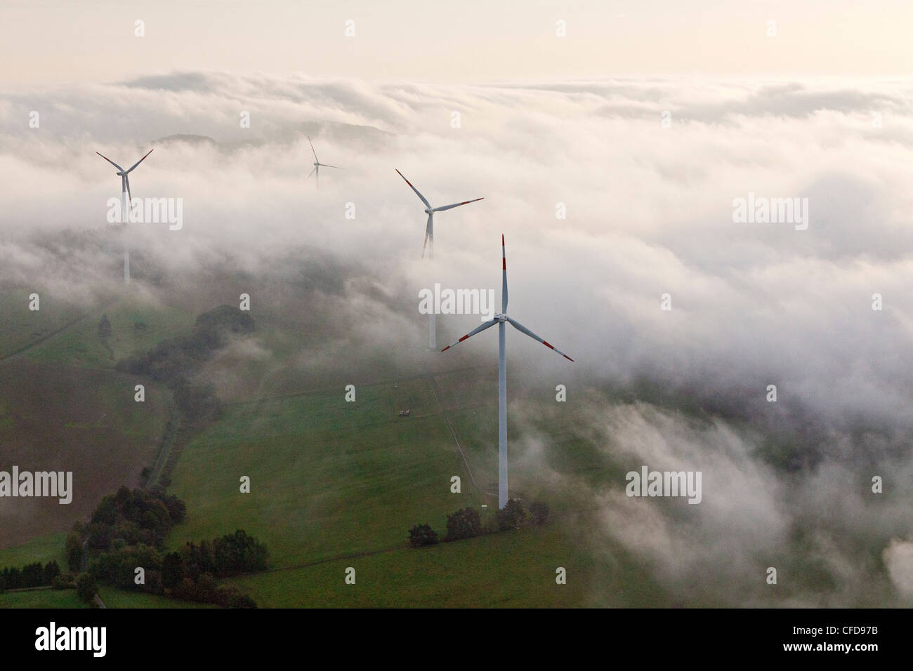 Vista aerea del vento ruote in corrispondenza di una turbina eolica nel parco la nebbia, Eifel, Renania Palatinato, Germania, Europa Foto Stock