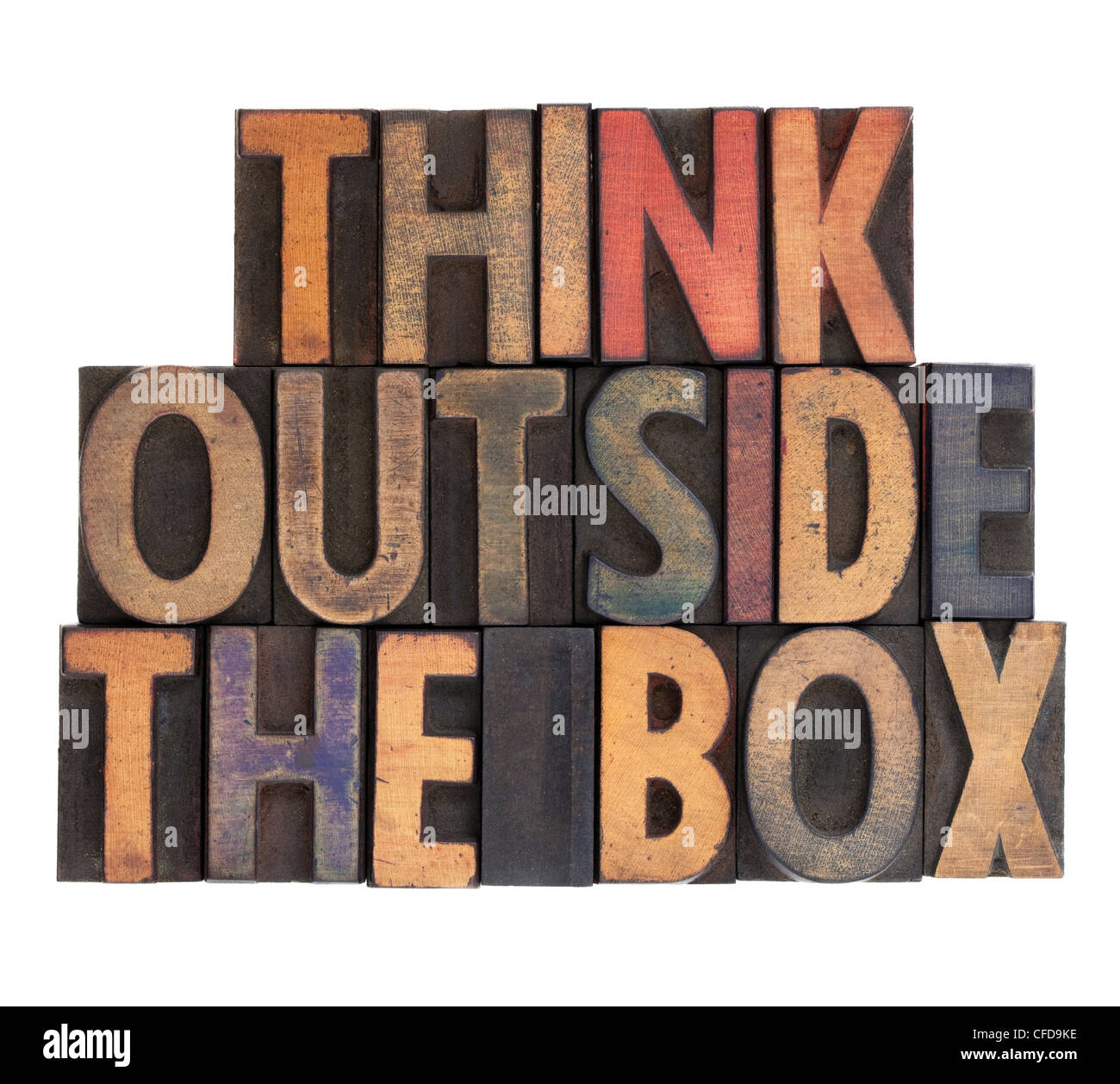 Pensare al di fuori del riquadro di una frase in legno vintage tipo di stampa tipografica, macchiato dall'inchiostro, isolato su bianco Foto Stock