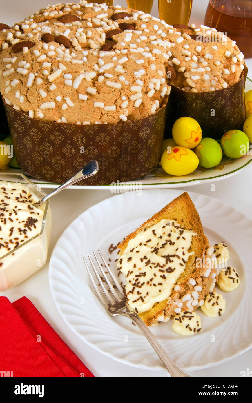Colomba senza canditi e senza glassa torta (colomba torta) con salsa di panna di specialità italiane per il giorno di Pasqua, Italia, Europa Foto Stock