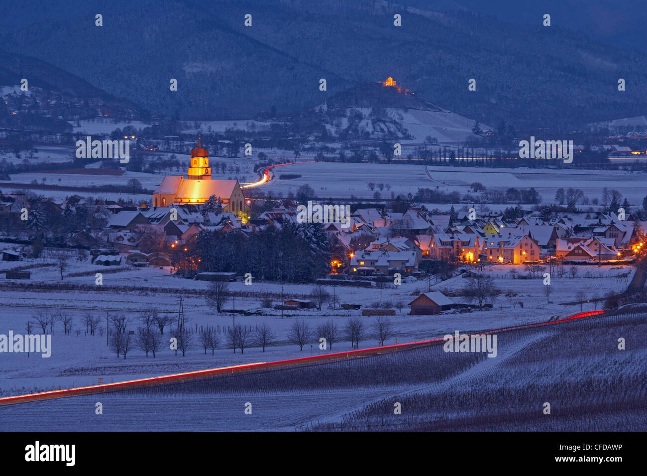 Vista dalla Batzenberg a Kirchhofen e Staufen castle, inverno, neve, Breisgau, Markgraeflerland, nella parte meridionale del nero Foto Stock