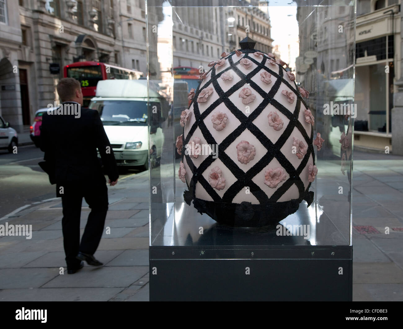Faberge uovo grande caccia, Londra - artista Rachel Freire con ECCO IL CUOIO Foto Stock