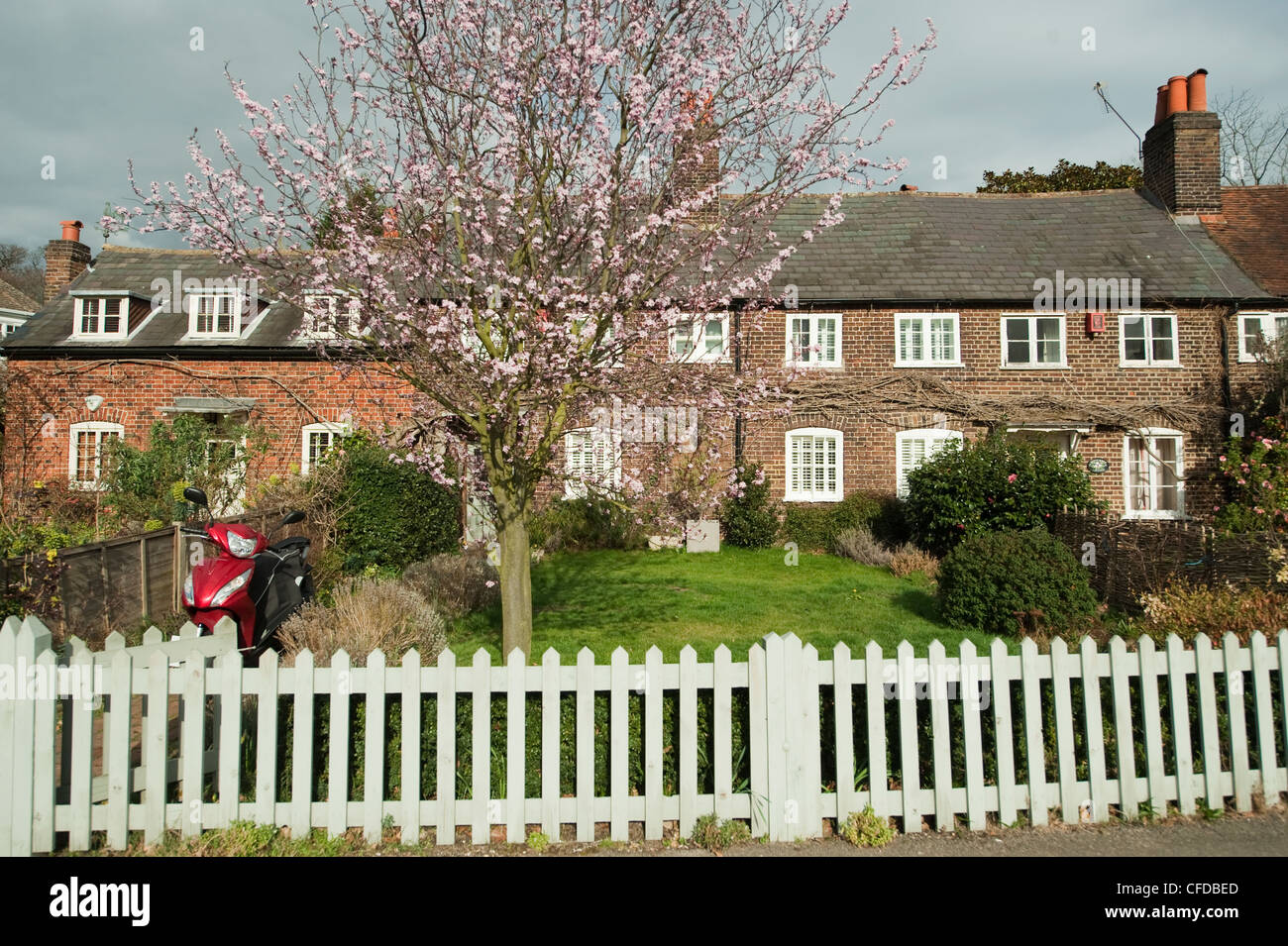 Tradizionale cottage inglese su Esher verde in Surrey, Inghilterra Foto Stock