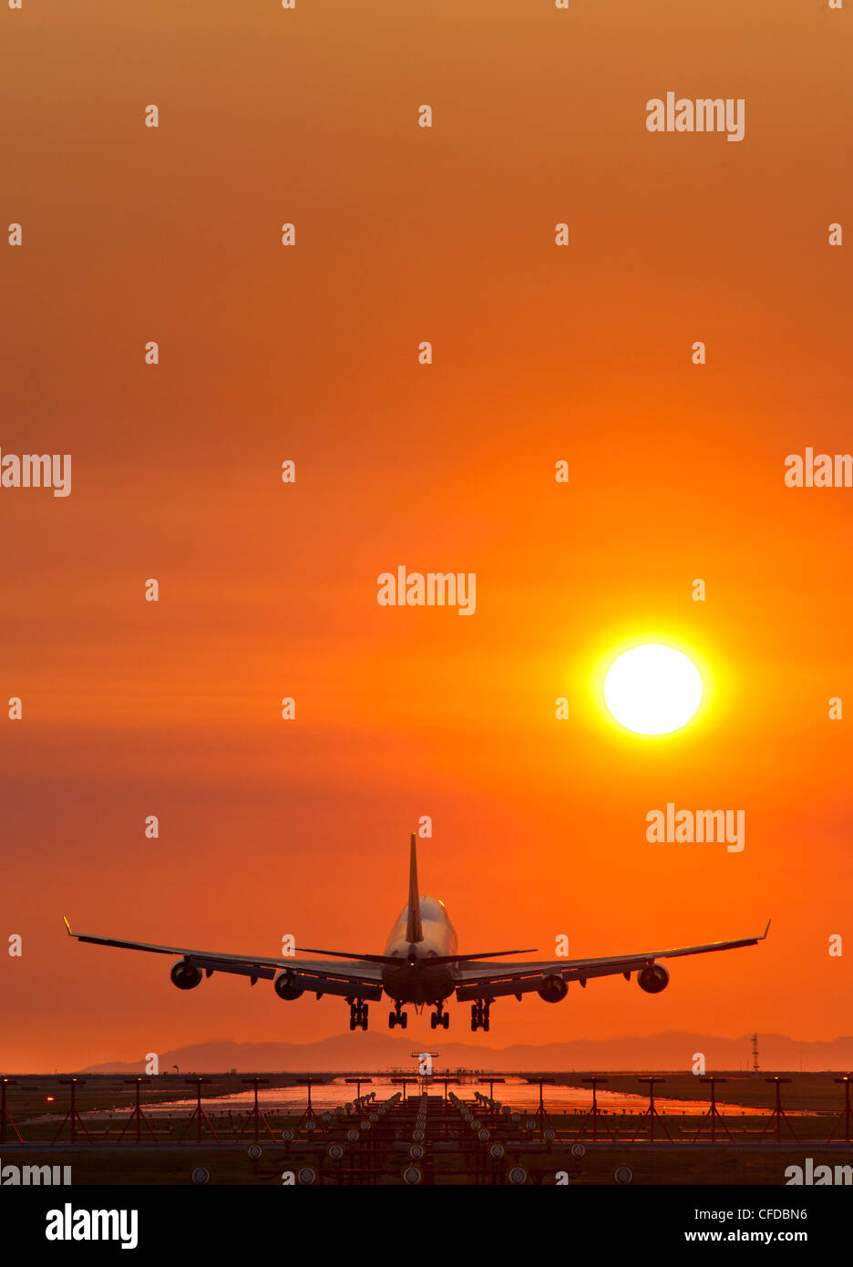 Boeing 747 di atterraggio su pista Foto Stock