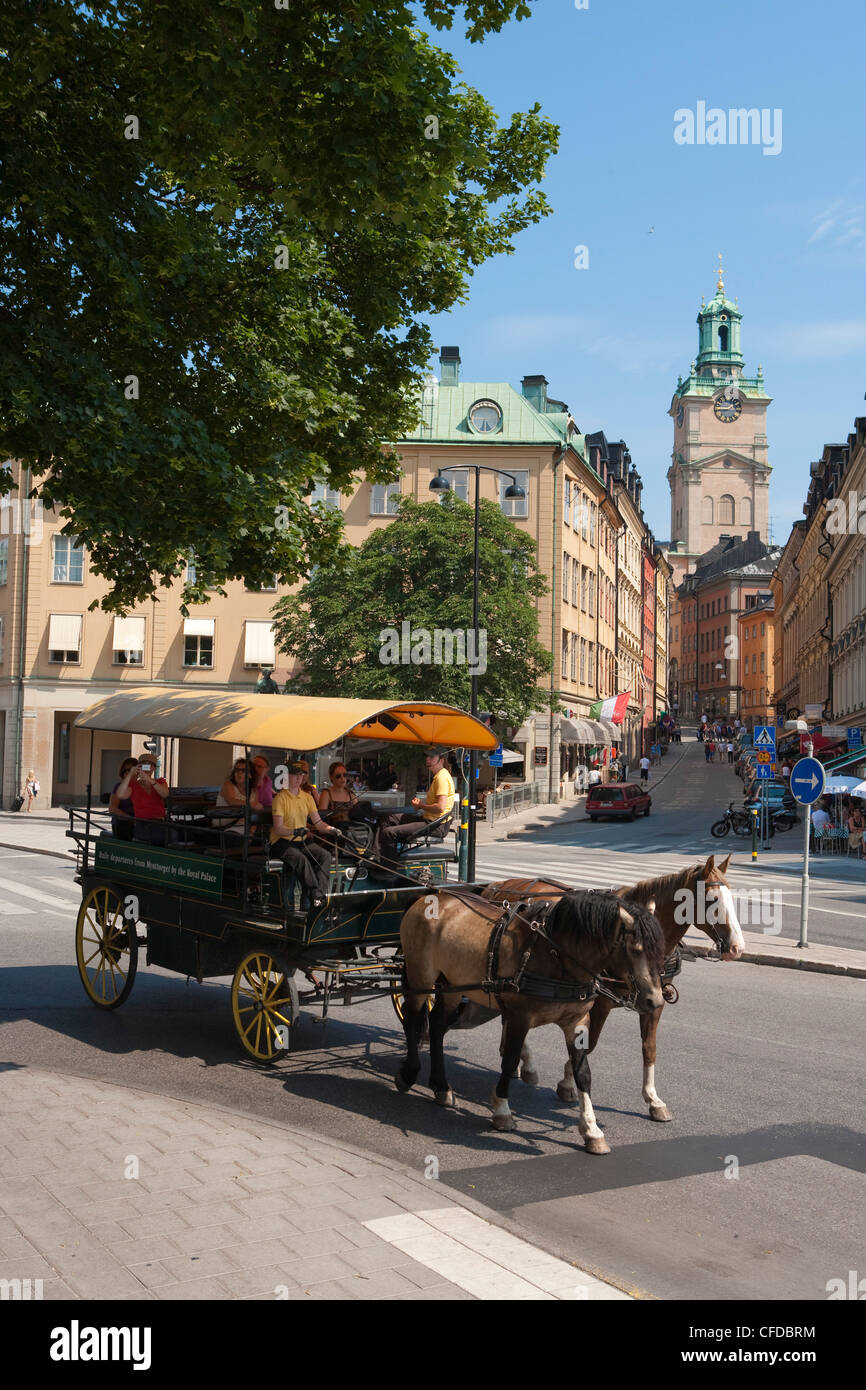 Le persone godono di un giro in carrozza gita turistica della città vecchia di Stoccolma, Svezia Foto Stock