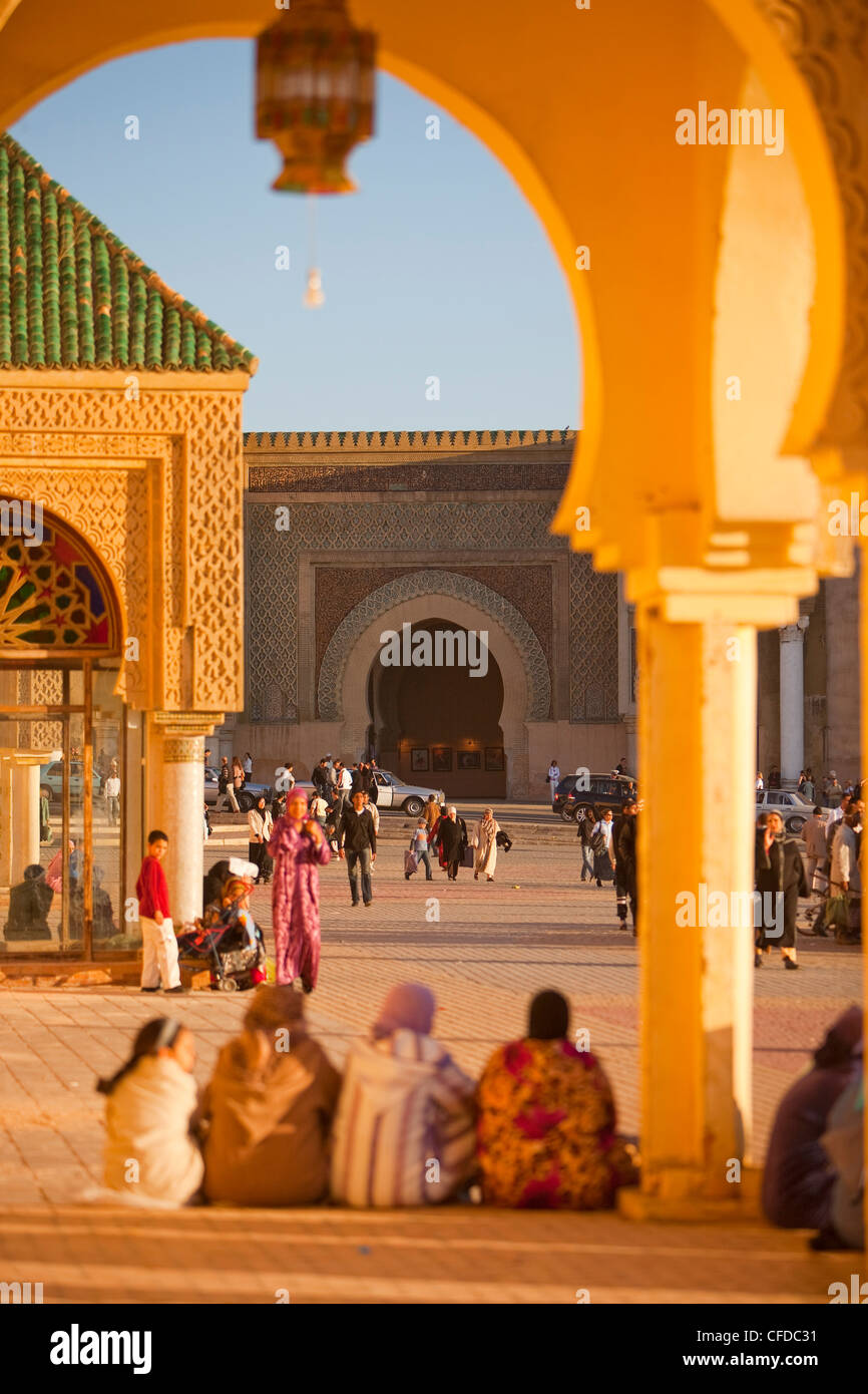 Place el Hedim, Bab Mansour, Meknes, Sito Patrimonio Mondiale dell'UNESCO, Marocco, Africa Settentrionale, Africa Foto Stock