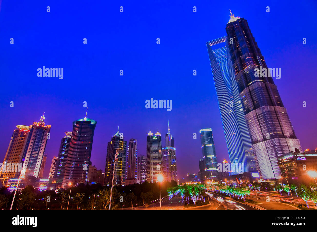 Lujiazui skyline di notte con la torre Jinmao e il World Financial Center di Shanghai sulla destra - Shanghai (Cina) Foto Stock