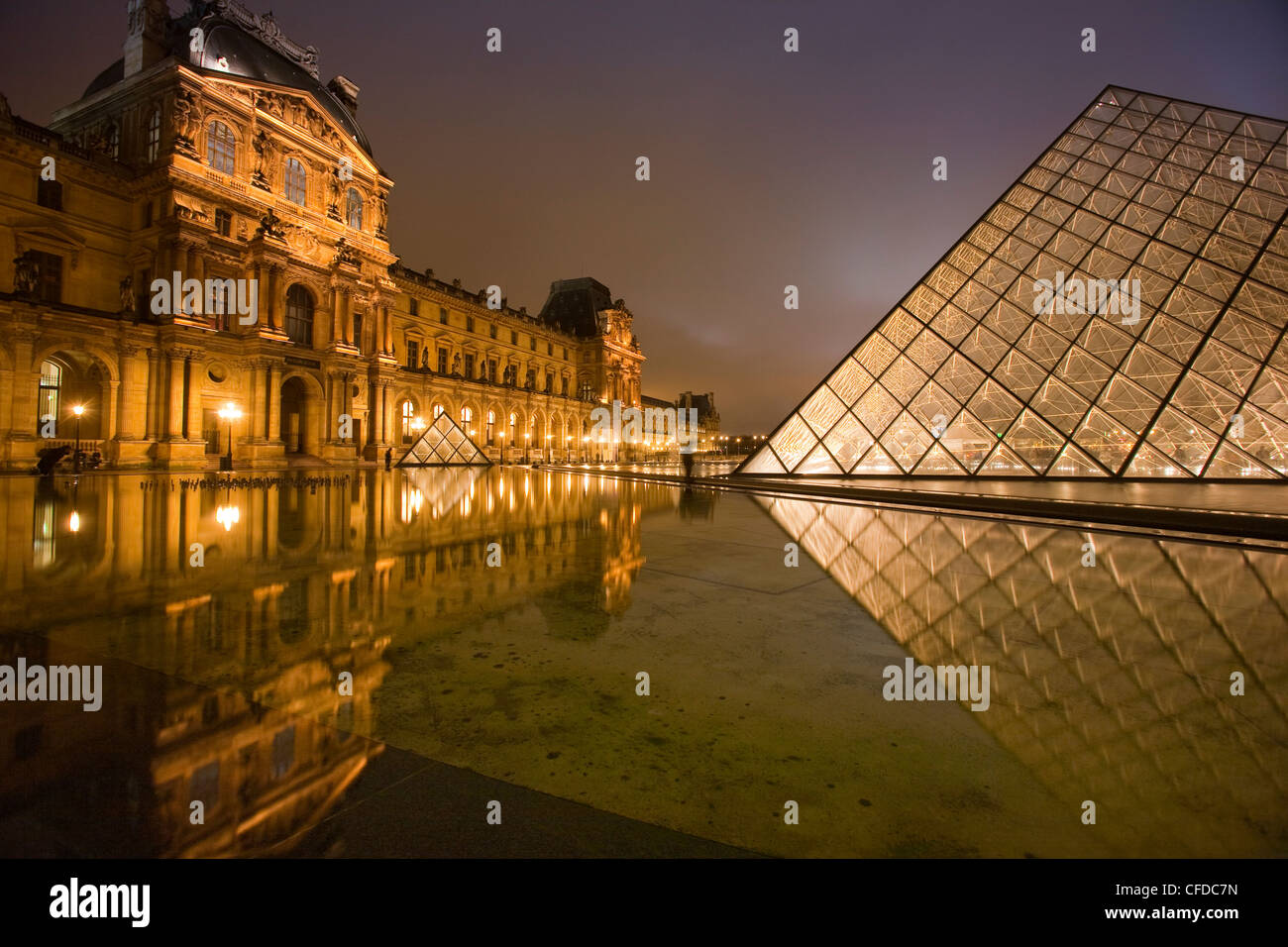 Palais du Louvre piramide di notte, Parigi, Francia, Europa Foto Stock