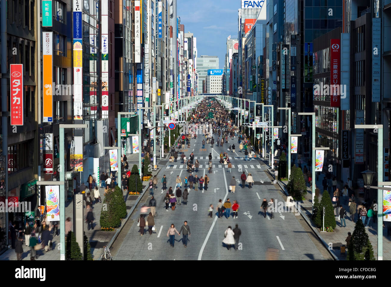 Vista in elevazione lungo Chuo Dori Street a Ginza, Tokyo, Giappone, Asia Foto Stock