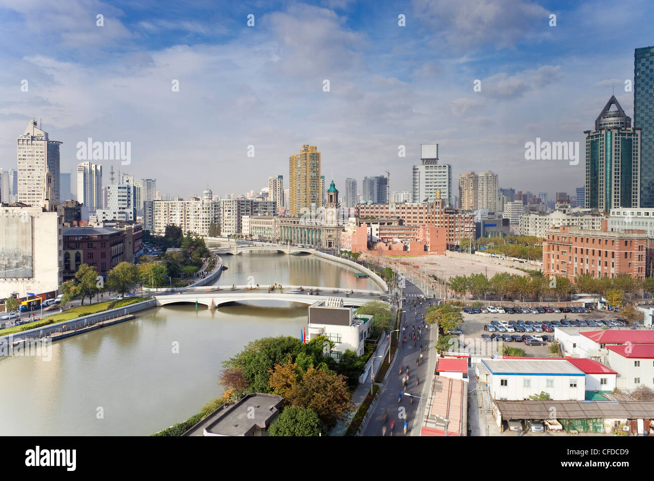 Vista in elevazione lungo Suzhou Creek, nuovi ponti e dello skyline della città, Shanghai, Cina e Asia Foto Stock