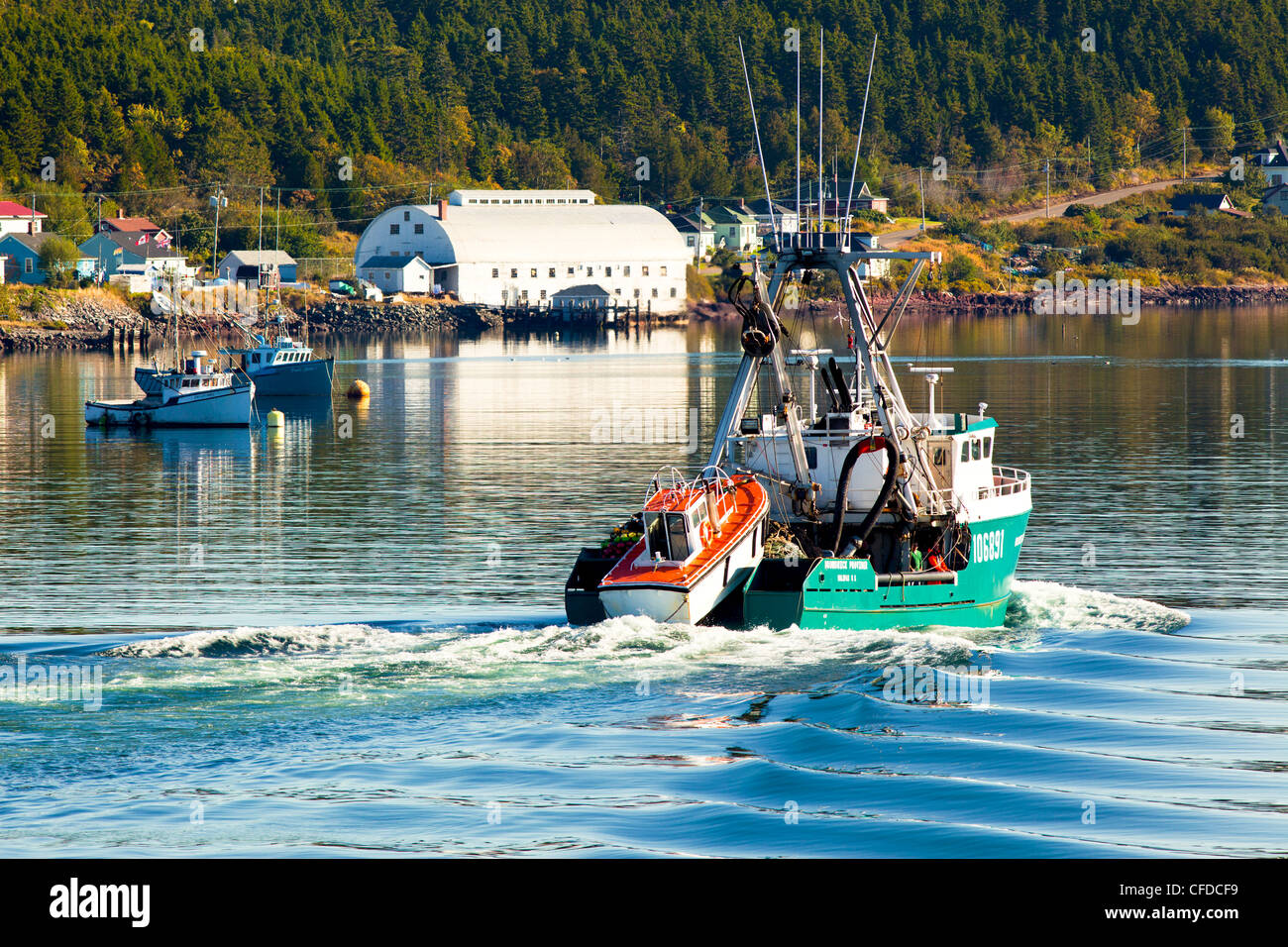 Barca da pesca entrando Blacks Harbour e della Baia di Fundy, New Brunswick, Canada Foto Stock
