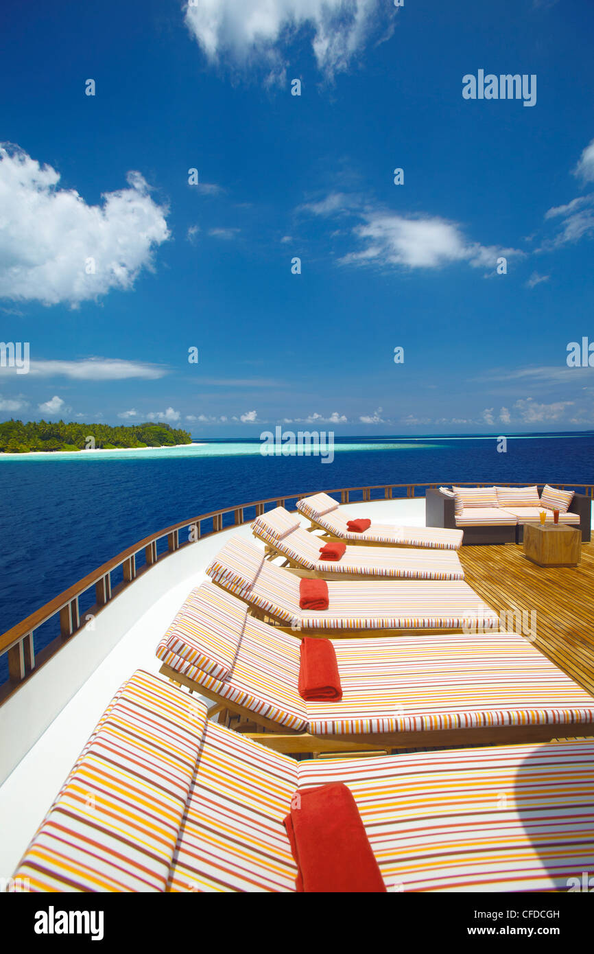 Yacht e isola tropicale, Maldive, Oceano Indiano, Asia Foto Stock