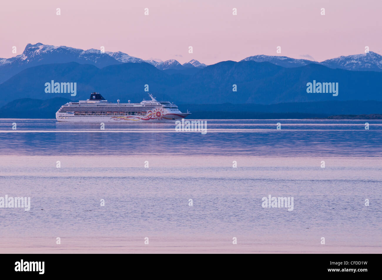 Una nave crusie con la westcoast mountain range in background, Merville, British Columbia, Canada Foto Stock