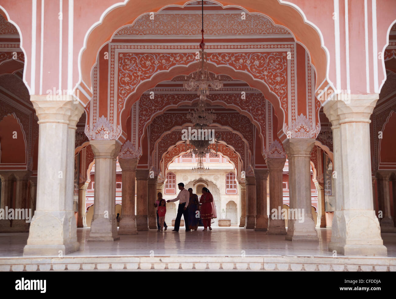 Persone in Diwam-i-Khas (Hall di pubblico privato), City Palace Jaipur, Rajasthan, India, Asia Foto Stock