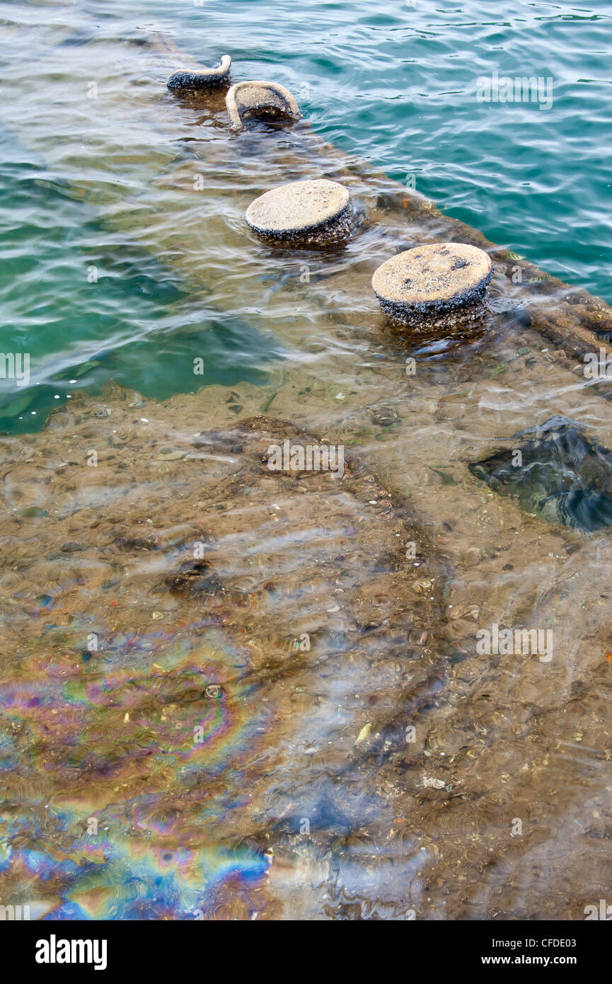 Resti della USS Arizona si vede appena sotto l'acqua nel porto di perla, Hawaii. Foto Stock