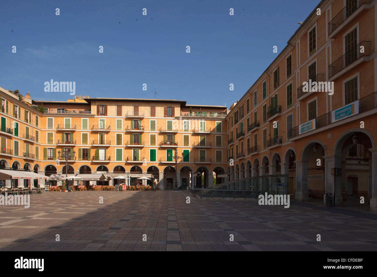 Case a piazza principale nella luce del sole si Placa Major, Palma de Mallora, Maiorca, isole Baleari, Spagna, Europa Foto Stock