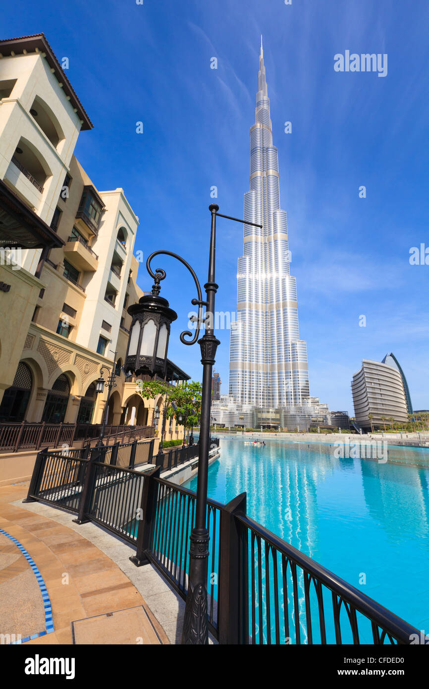 Il Burj Khalifa, l'uomo più alto struttura realizzata nel mondo e Centro commerciale di Dubai, Centro di Dubai, Dubai, Emirati Arabi Uniti Foto Stock Il Burj Khalifa, l'uomo più alto struttura realizzata nel mondo e Centro commerciale di Dubai, Centro di Dubai, Dubai, Emirati Arabi Uniti Foto Stock