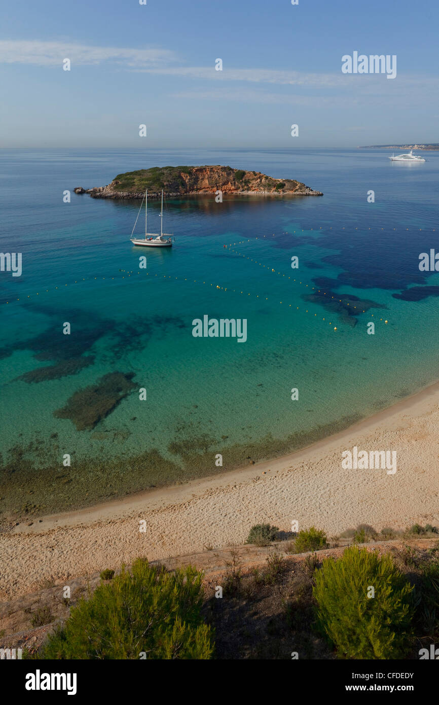Vista della spiaggia in una baia e l'isola di Isla d'en Salas, Portals Nous, Maiorca, isole Baleari, Spagna, Europa Foto Stock