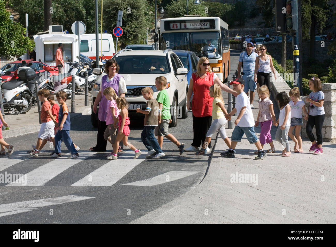 I bambini attraversando una Zebra attraversamento pedonale Dubrovnik Dalmazia Croazia Foto Stock