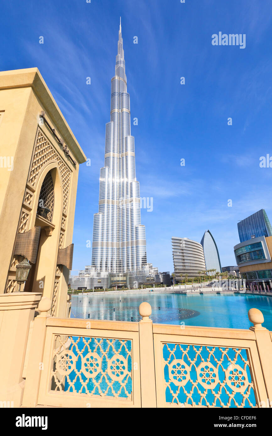 Il Burj Khalifa, l'uomo più alto struttura realizzata nel mondo e Centro commerciale di Dubai, Centro di Dubai, Dubai, Emirati Arabi Uniti Foto Stock Il Burj Khalifa, l'uomo più alto struttura realizzata nel mondo e Centro commerciale di Dubai, Centro di Dubai, Dubai, Emirati Arabi Uniti Foto Stock