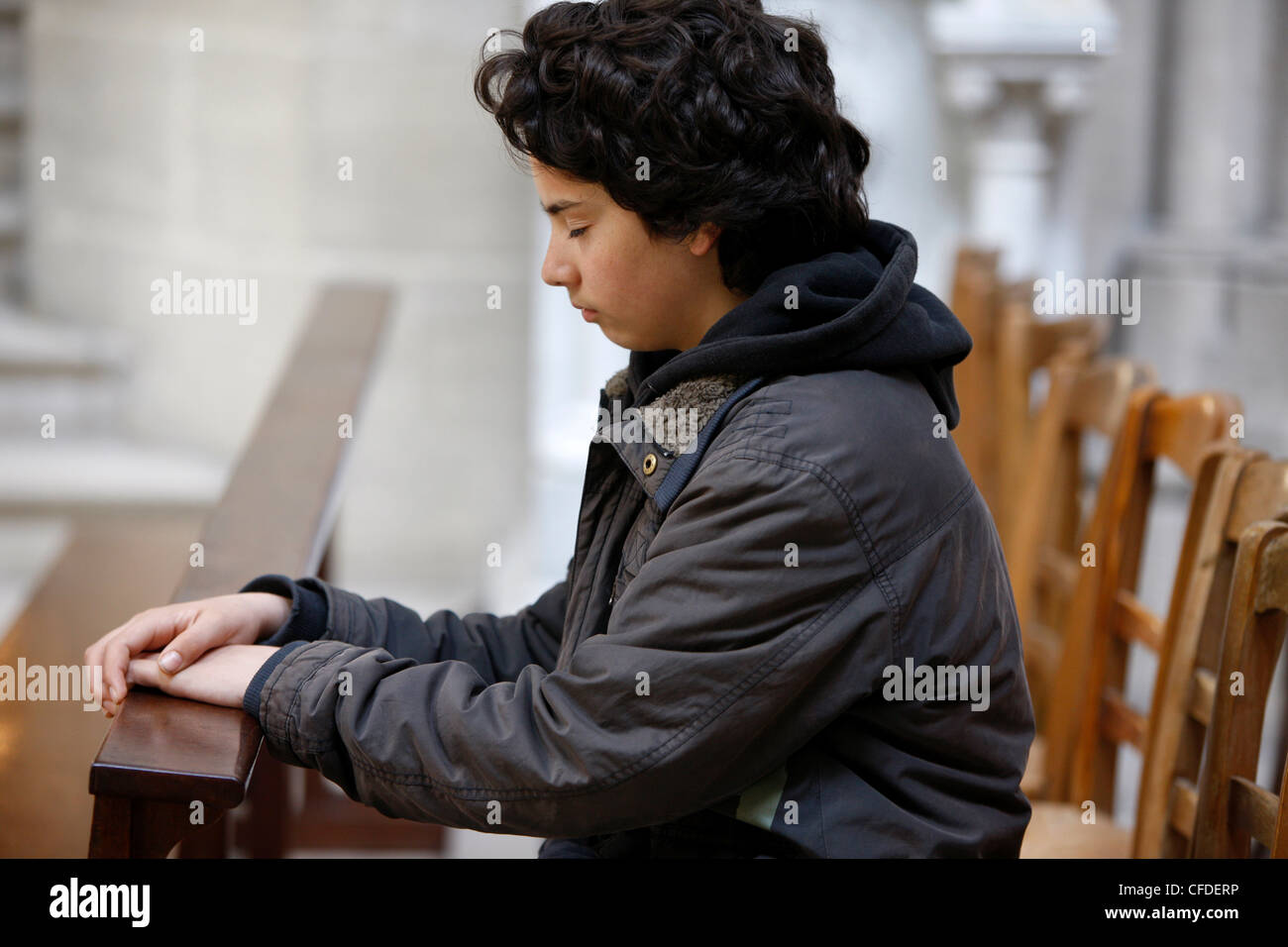 Adolescente in preghiera nella Cattedrale di Notre Dame de Bayeux cattedrale di Bayeux, in Normandia, Francia, Europa Foto Stock