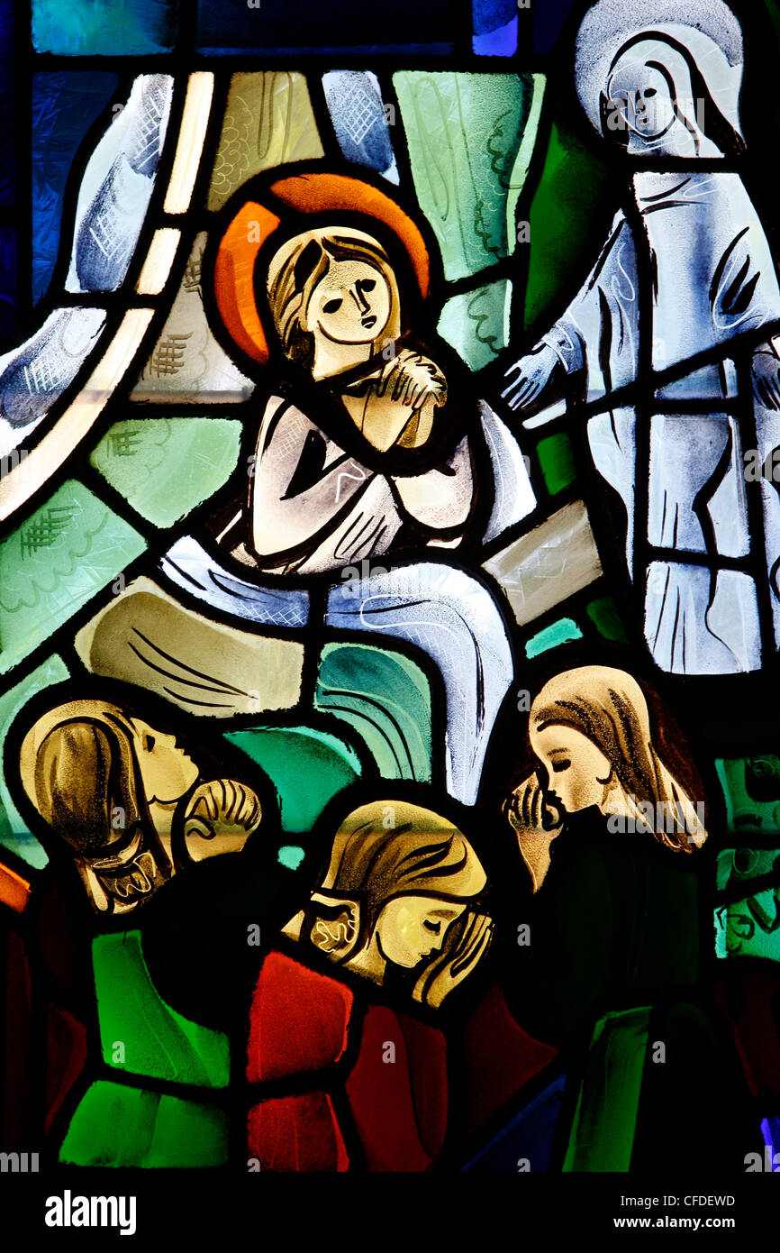 Il vetro macchiato,Sainte Therese de Lisieux guarita da Maria di Notre-Dame-de-la-Trinite chiesa, Bois, Loir-et-Cher, Francia Foto Stock