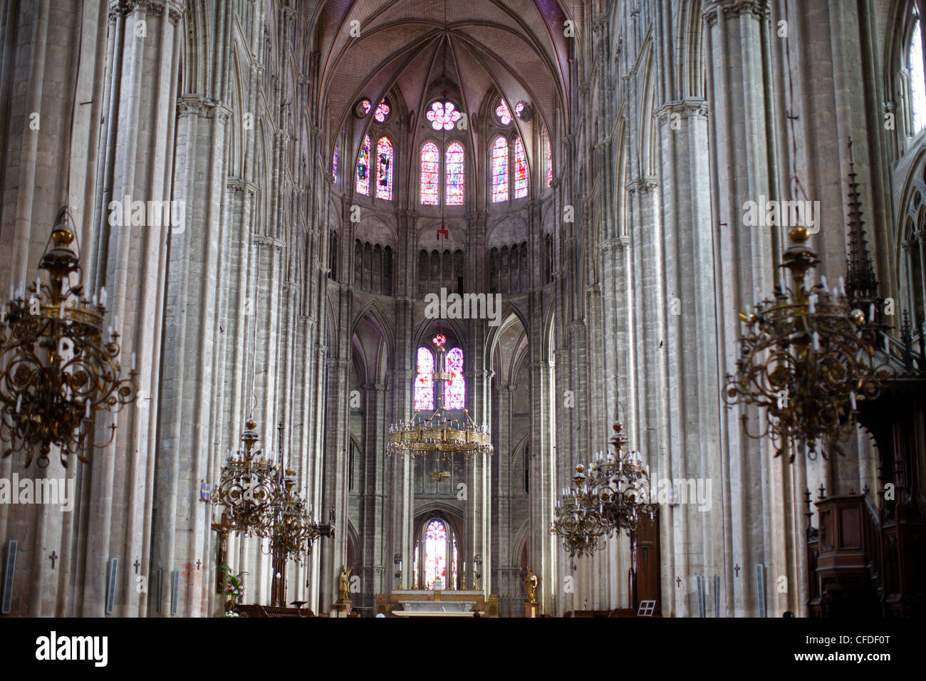 Navata centrale e il presbiterio, cattedrale di Bourges, Sito Patrimonio Mondiale dell'UNESCO, Bourges, Cher, Francia, Europa Foto Stock
