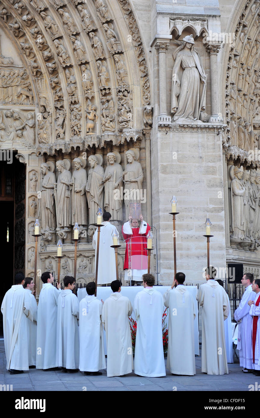 Messa fuori la cattedrale di Notre Dame di Parigi, Parigi, Francia, Europa Foto Stock