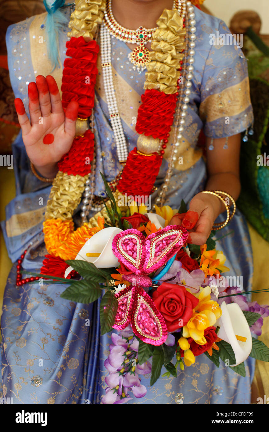Ragazza che impersonano dea Indù Radha (Krishna la consorte di) a Janmashtami festival, Watford, Hertfordshire, Inghilterra, Regno Unito Foto Stock