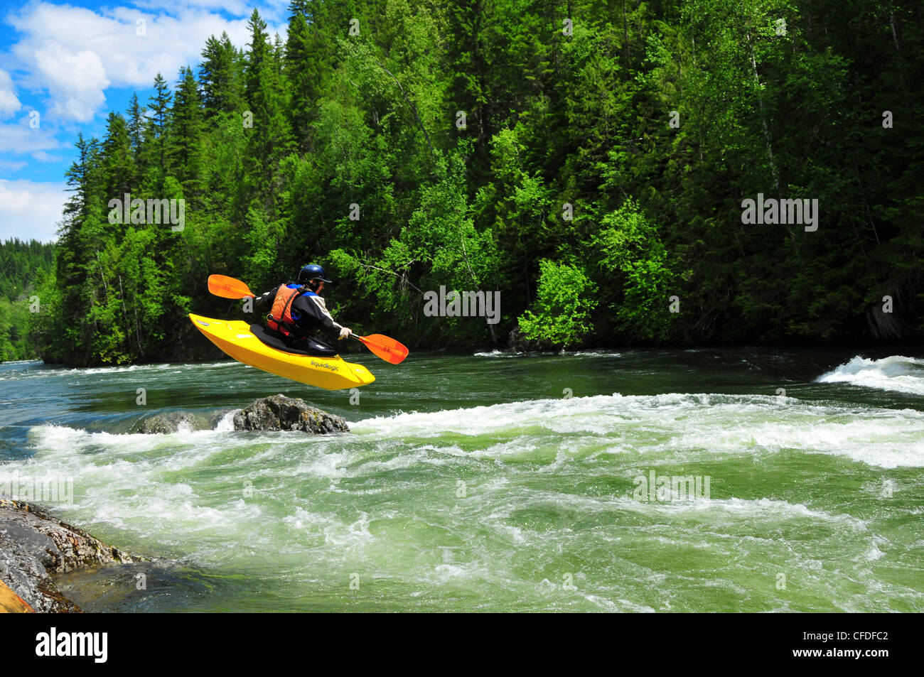 L'uomo bianco kayak acqua, fiume Shuswap, British Columbia, Canada Foto Stock