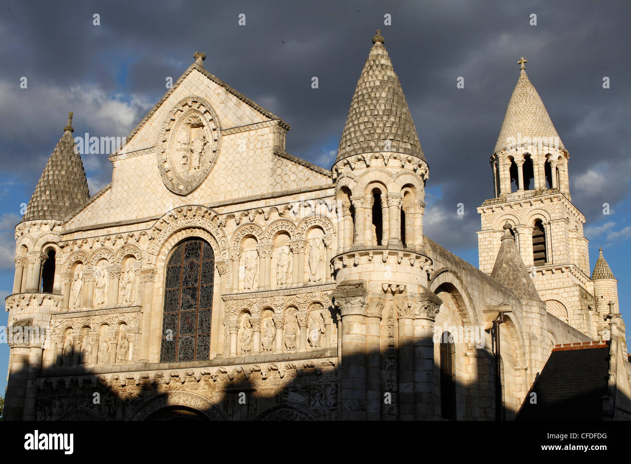 La facciata occidentale di Notre Dame la grande chiesa, Poitiers, Vienne, Poitou-Charentes, Francia, Europa Foto Stock