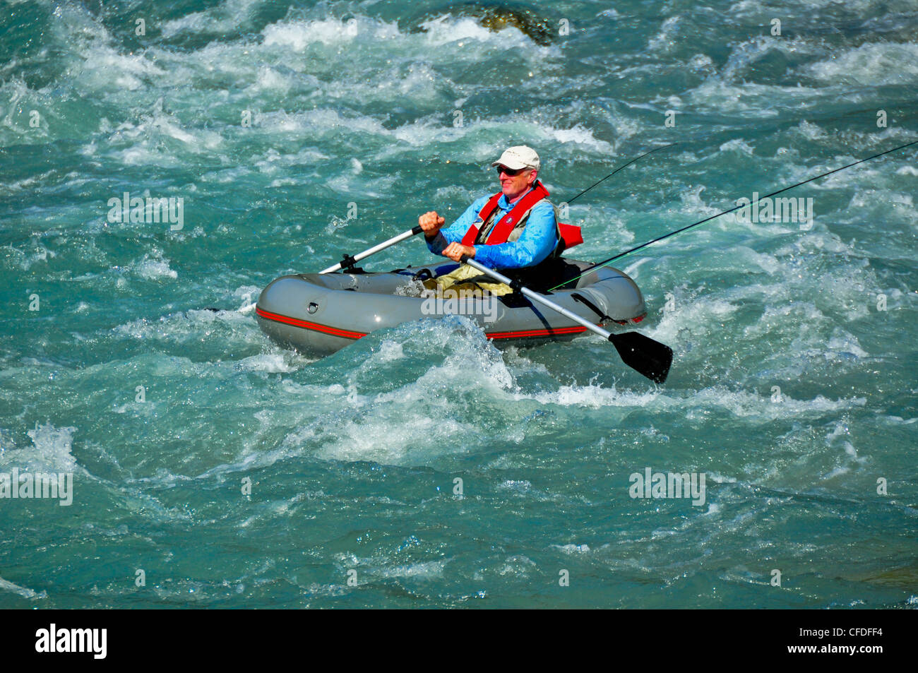 Uomo in zattera, pesca a mosca, rame River, British Columbia, Canada Foto Stock