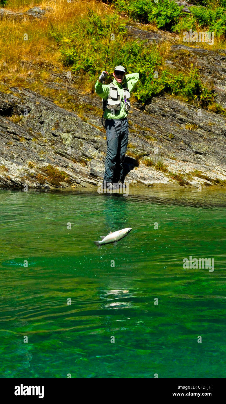 Uomo di cattura della trota marrone, Isola del Sud, Nuova Zelanda Foto Stock