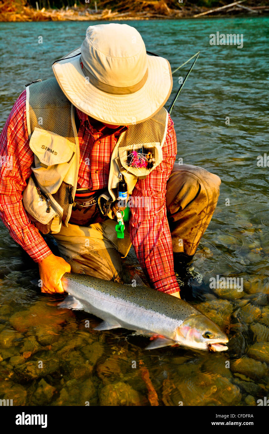 Uomo con pesce, Dean River, British Columbia, Canada Foto Stock
