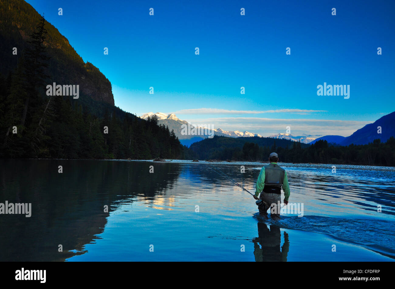 Uomo di Pesca a Mosca Report di Pesca, Dean River, British Columbia, Canada Foto Stock