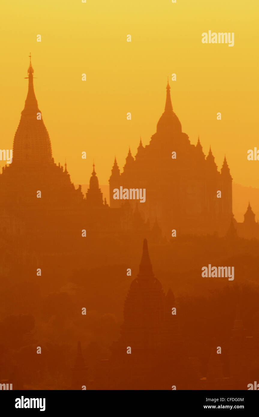 Sagome dei templi della rovina della città di Bagan presso sunrise, Myanmar, Asia Foto Stock