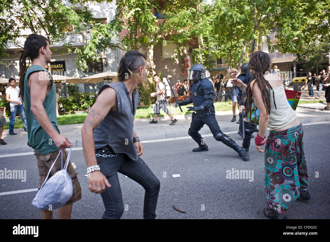 Protesta di indignants (rivoluzione spagnola) e scontri con la polizia in Barcelona vicino al parlamento catalano, Parc Ciutadella Foto Stock