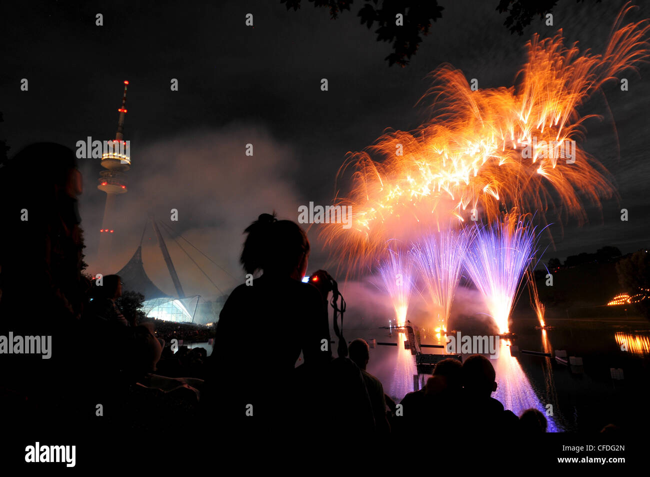 Summer Festival con fuochi d'artificio di Olympiapark, Monaco di Baviera, Germania, Europa Foto Stock