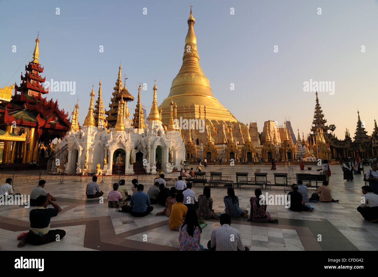 Famosa in tutto il mondo Shwedagon Paya, Yangon (Rangoon), Myanmar, Asia Foto Stock