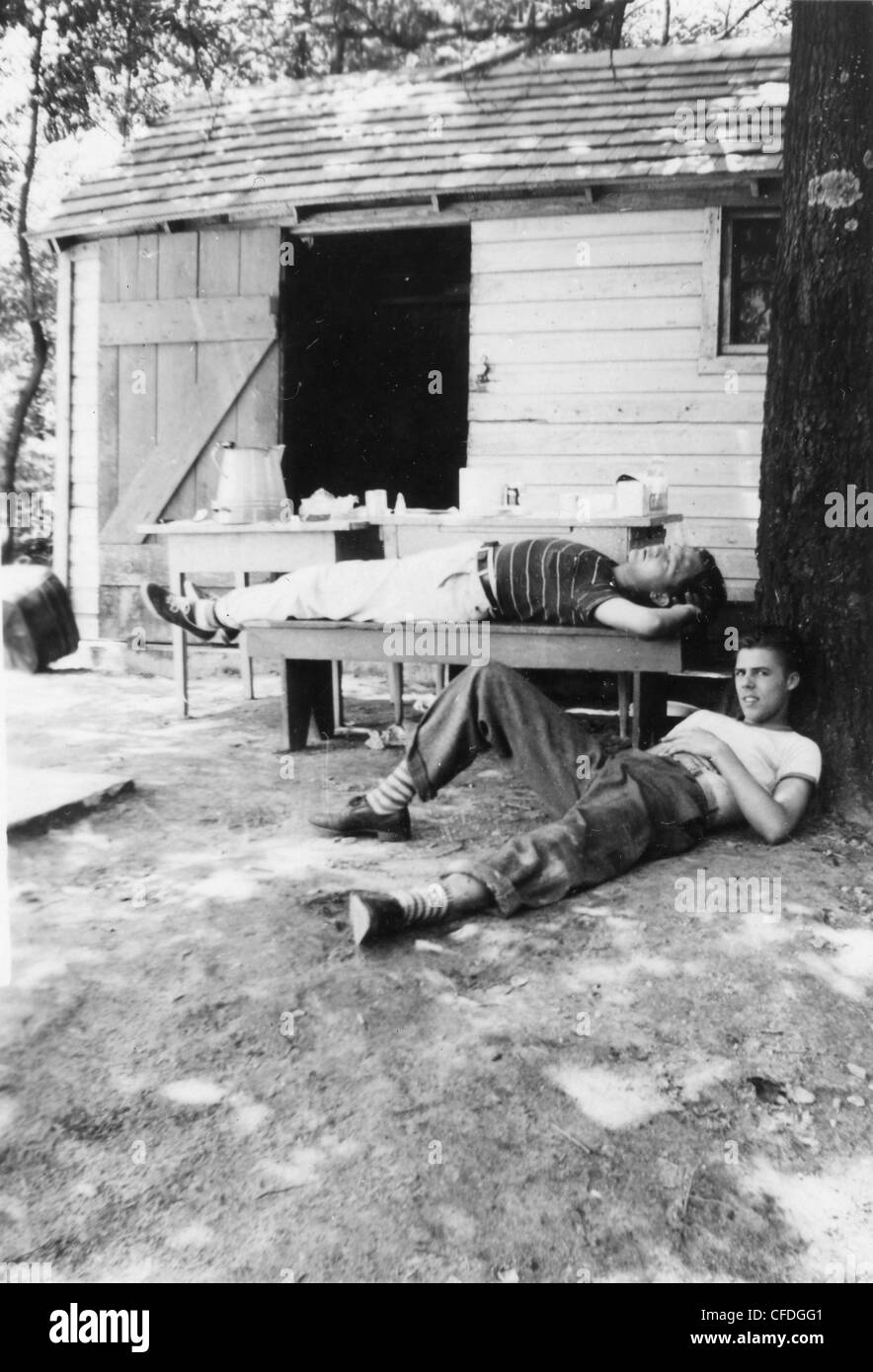 Fratelli appeso accanto a homestead house degli anni trenta anni quaranta Stati Uniti d'America Foto Stock
