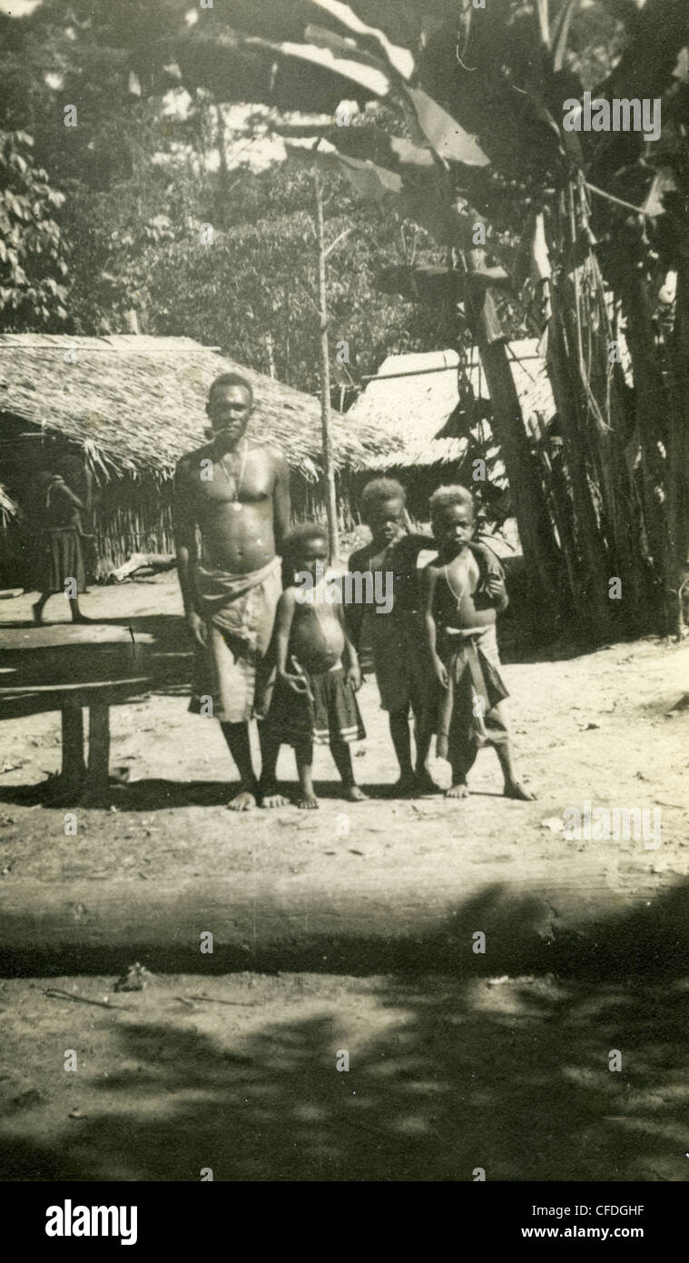 Isola del Pacifico nativi che posano per una foto durante la seconda guerra mondiale Foto Stock