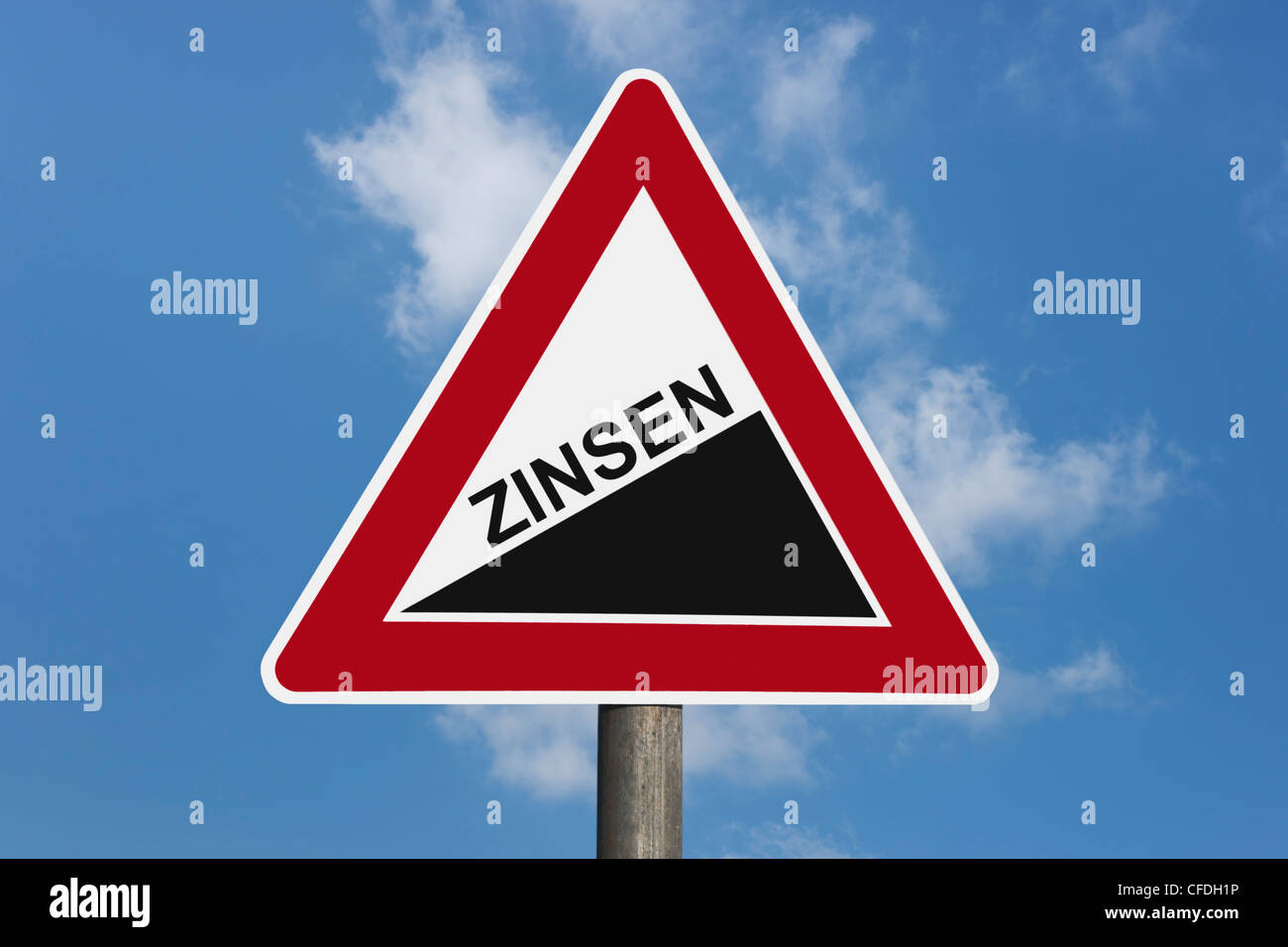 Dettaglio foto di una segnaletica di pericolo "verso l'alto gradiente' con il tedesco iscrizione tasso di interesse, Zinsen, lo sfondo del cielo. Foto Stock
