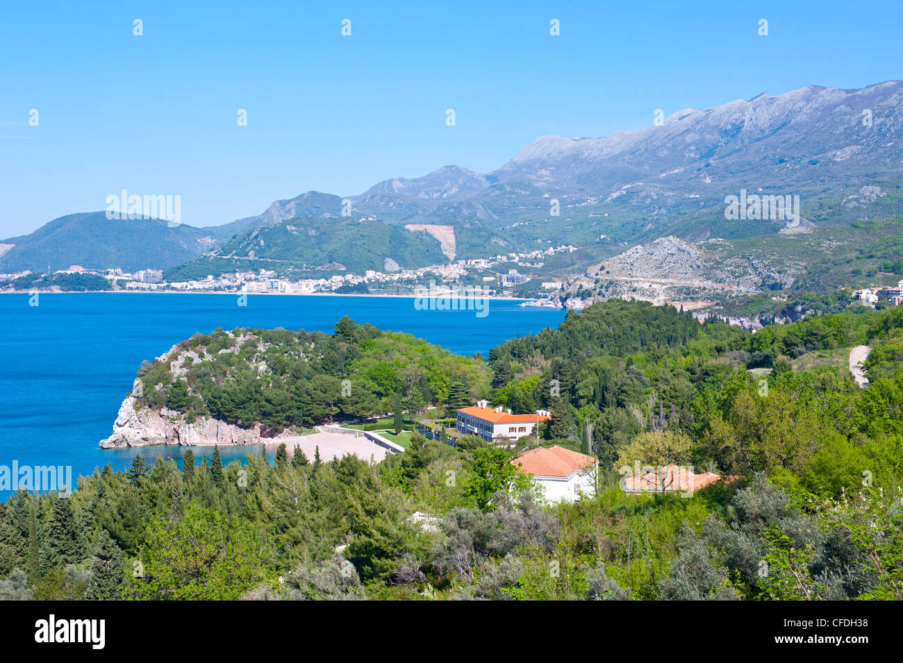 Vista della costa da Sveti Stefan, località balneare nella parte occidentale del Montenegro, Europa Foto Stock